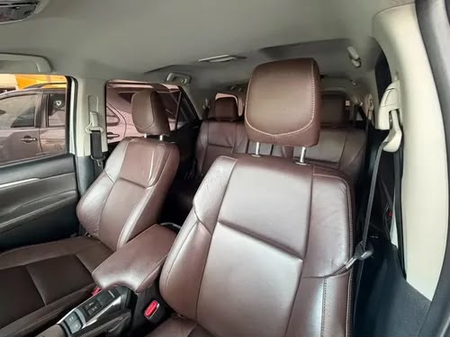 Toyota Hilux — segunda foto interna
