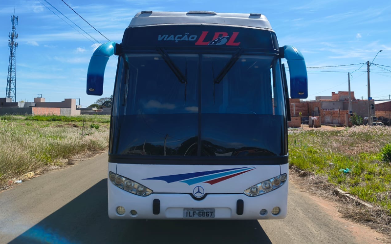 Segunda vista do motorhome da Viação LBL